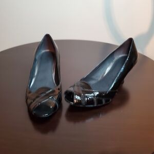 Clarks- Black Patent Leather- Peep Toe Kitten Heel - Classic Weave Pump Sz 10